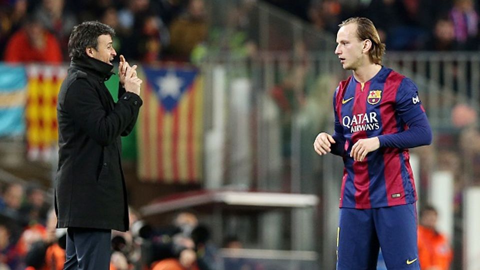 Pelatih Barcelona, Luis Enrique (kiri) dan Ivan Rakitic. Copyright: © Miguel Ruiz/FC Barcelona via Getty Images